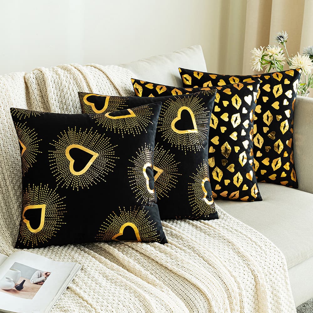 Schwarzer Samt-Pillow mit Druck